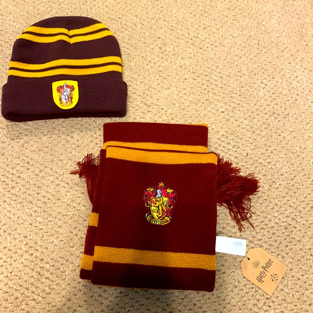 Gryffindor hat and scarf